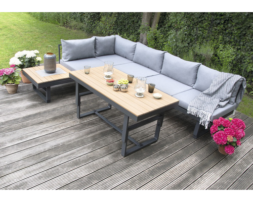 Ensemble de meubles de jardin avec canapé d''angle et tables sur une terrasse