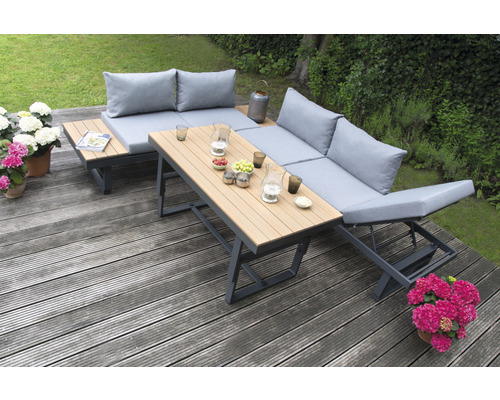 Ensemble de meubles de jardin avec table, banc et coussins sur une terrasse