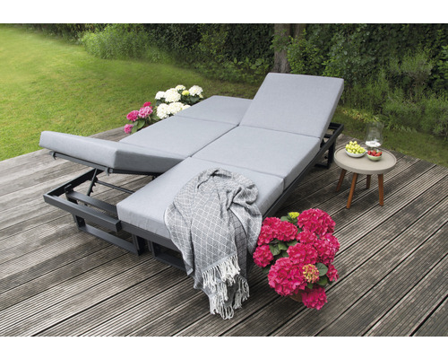 Deux chaises longues de jardin grises avec table d''appoint sur une terrasse