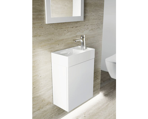 Badezimmer mit Waschbeckenunterschrank, Armatur und Spiegel