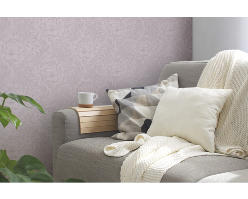 Salon avec papier peint floral, canapé et coussins