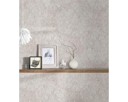 Exemple d''aménagement avec papier peint à motifs, étagère et décoration