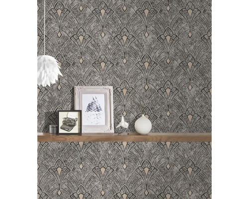 Dekorative Tapete mit geometrischen Mustern im Wohnraum