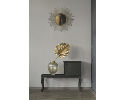 Arrangement décoratif avec miroir, vase et console dans un espace de vie