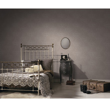 Chambre à coucher avec lit, table de chevet et papier peint à motifs pour une ambiance cosy.
