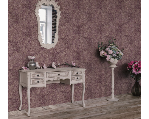 Scène décorative avec papier peint ornemental, coiffeuse, miroir et compositions florales pour une ambiance élégante.