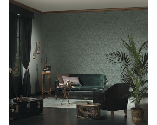 Elegantes Wohnzimmer mit Sofa, Sessel, Zimmerpflanze und gemusterter Tapete