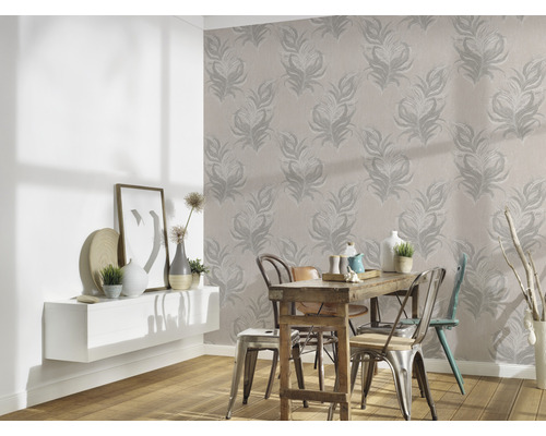 Salle à manger avec table, chaises, étagère murale et papier peint à motifs de feuilles