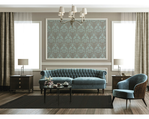 Klassisch eingerichtetes Wohnzimmer mit Sofa, Sessel und Dekoration