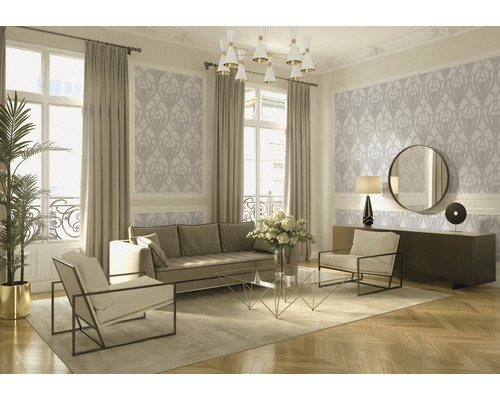 Salon avec canapé, fauteuils, table basse et papier peint décoratif