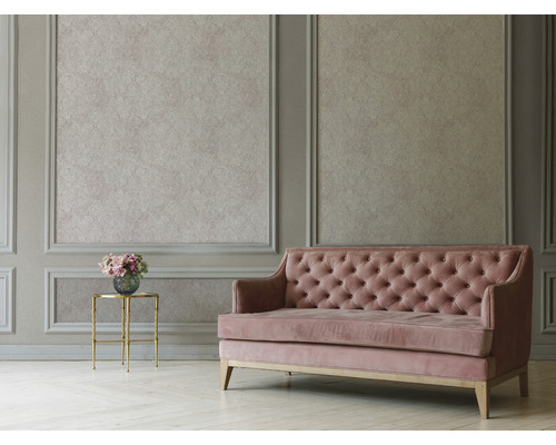 Salon avec lambris, papier peint à motifs, canapé capitonné et table d''appoint avec fleurs