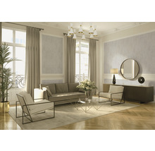 Salon lumineux avec canapé, fauteuils, table basse et rideaux