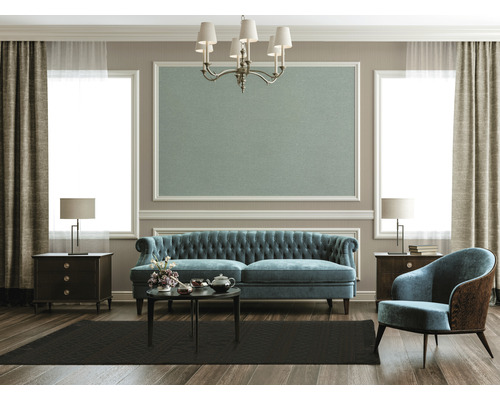 Salon classique avec canapé, fauteuil, tapis et décoration