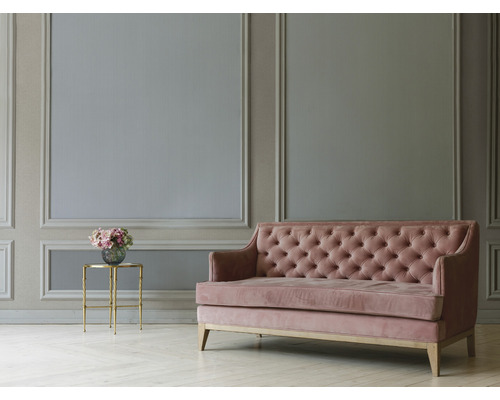 Salon avec lambris, canapé capitonné et table d''appoint avec bouquet