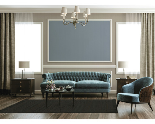 Salon avec canapé, fauteuil, table, tapis et décoration