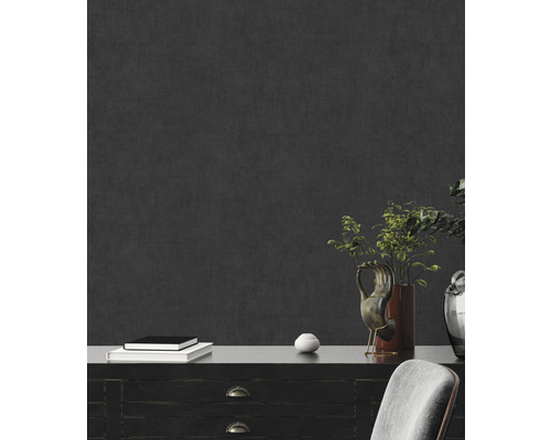Scène avec commode, décorations et chaise