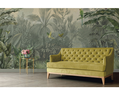 Salon avec papier peint jungle, canapé et table d''appoint