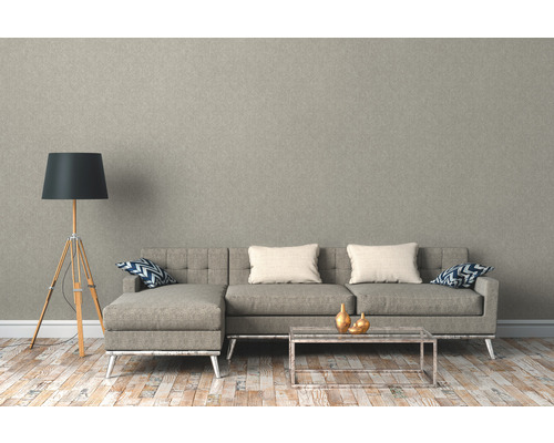 Wohnzimmer mit Sofa, Stehlampe und gemusterter Tapete