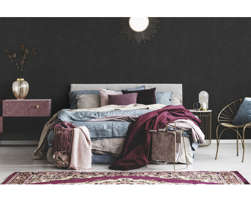 Chambre à coucher avec lit, table de chevet, fauteuil et tapis