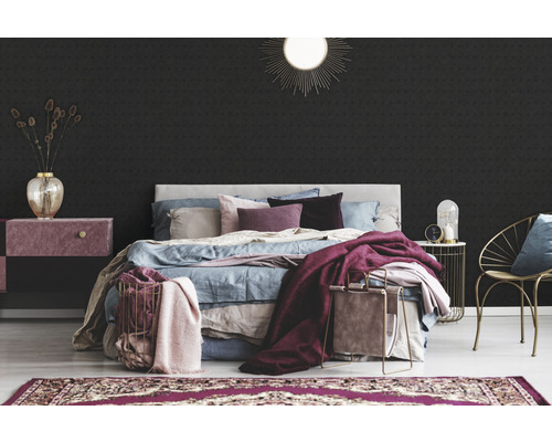 Schlafzimmer mit Bett, Nachttisch, Stuhl und gemusterter Tapete