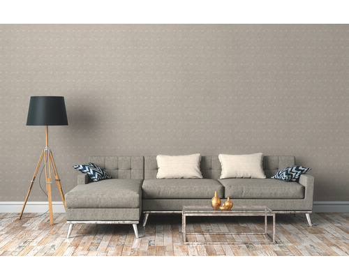 Wohnzimmer mit grauer Couch, Stehlampe und gemusterter Tapete