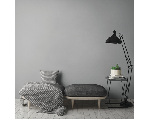 Wohnzimmerszene mit Sitzbank, Kissen, Decke, Stehlampe und Beistelltisch