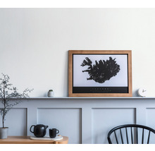 Dekoratives Wohnzimmer mit gerahmter Islandkarte an der Wand