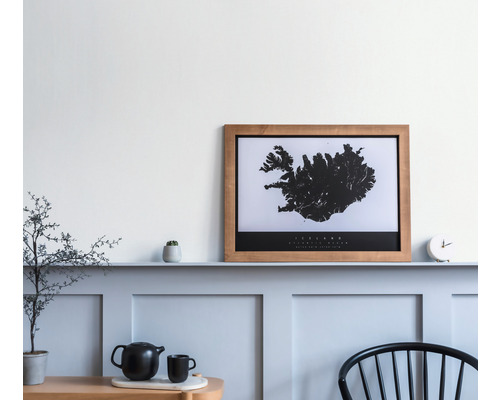 Dekoratives Wohnzimmer mit gerahmter Islandkarte an der Wand