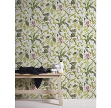 Wand mit botanischer Blumentapete, dekoriert mit Handtuch und Badprodukten auf einem Holztisch