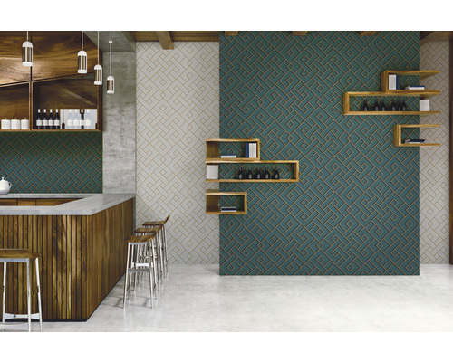 Innenraum mit Wandfliesen in geometrischem Muster, Bar und Holzregalen