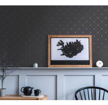 Dekoratives Zimmer mit Sternentapete und gerahmter Islandkarte.