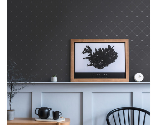 Dekoratives Zimmer mit Sternentapete und gerahmter Islandkarte.