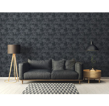 Wohnzimmer mit gemusterter Tapete, Sofa, Stehlampe und Beistelltisch