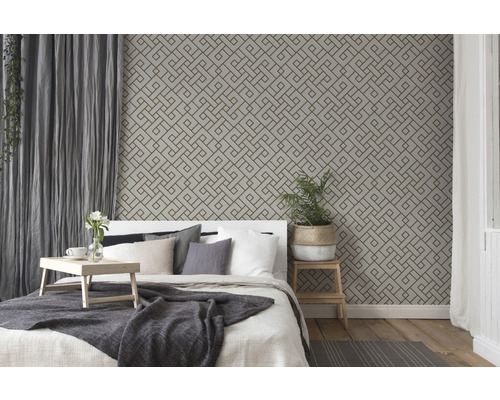 Schlafzimmer mit geometrischer Mustertapete, Vorhängen und Bett