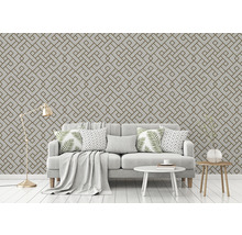 Wohnzimmer mit geometrischer Tapete, Sofa und Beistelltischen