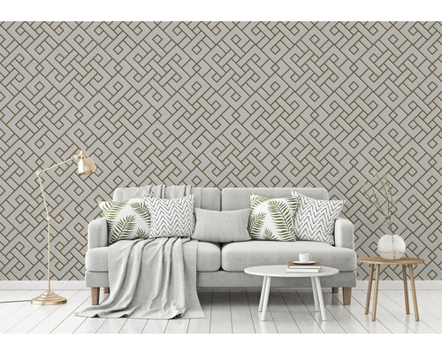 Wohnzimmer mit geometrischer Tapete, Sofa und Beistelltischen