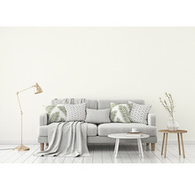 Wohnzimmer-Szene mit Sofa, Kissen, Decke, Lampe und Tisch