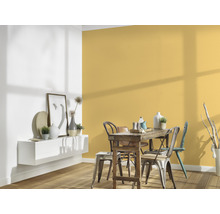 Esszimmer mit Holztisch, Stühlen, Wandregal und gelber Wandfarbe