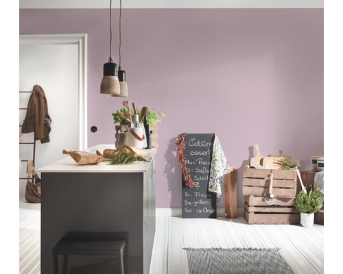 Helle Küche mit Kücheninsel, Tafel und dekorativen Elementen