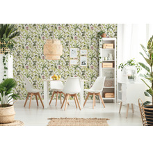 Heller Raum mit Esstisch, Stühlen und floraler Dschungel Tapete
