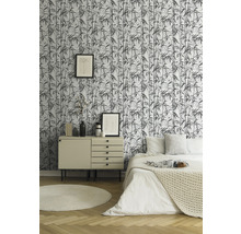 Schlafzimmer mit Bambus Tapete, Kommode, Bett und Dekorationen für eine helle und organisierte Atmosphäre