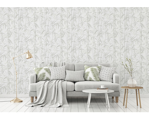 Wohnzimmer mit Bambus Tapete, Sofa und Lampe