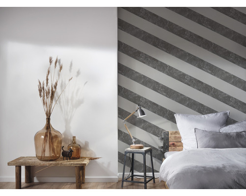 Wohnraum mit gestreifter Tapete, Tischlampe und Dekoration