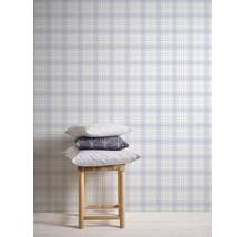 Szene mit einer karierten Tapete und einem Holzstuhl mit Kissen