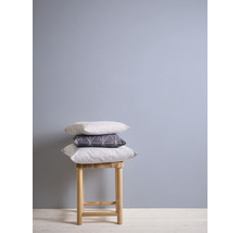 Pile de trois coussins sur un tabouret