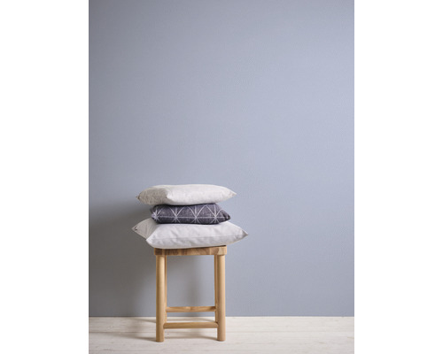 Pile de trois coussins sur un tabouret
