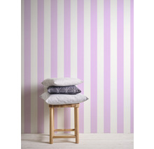 Scène avec papier peint rayé et coussins sur un tabouret