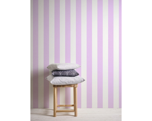 Scène avec papier peint rayé et coussins sur un tabouret