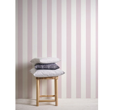 Wandgestaltung mit gestreifter Tapete und Kissen auf einem Holzstuhl