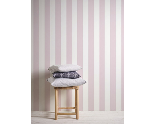 Wandgestaltung mit gestreifter Tapete und Kissen auf einem Holzstuhl